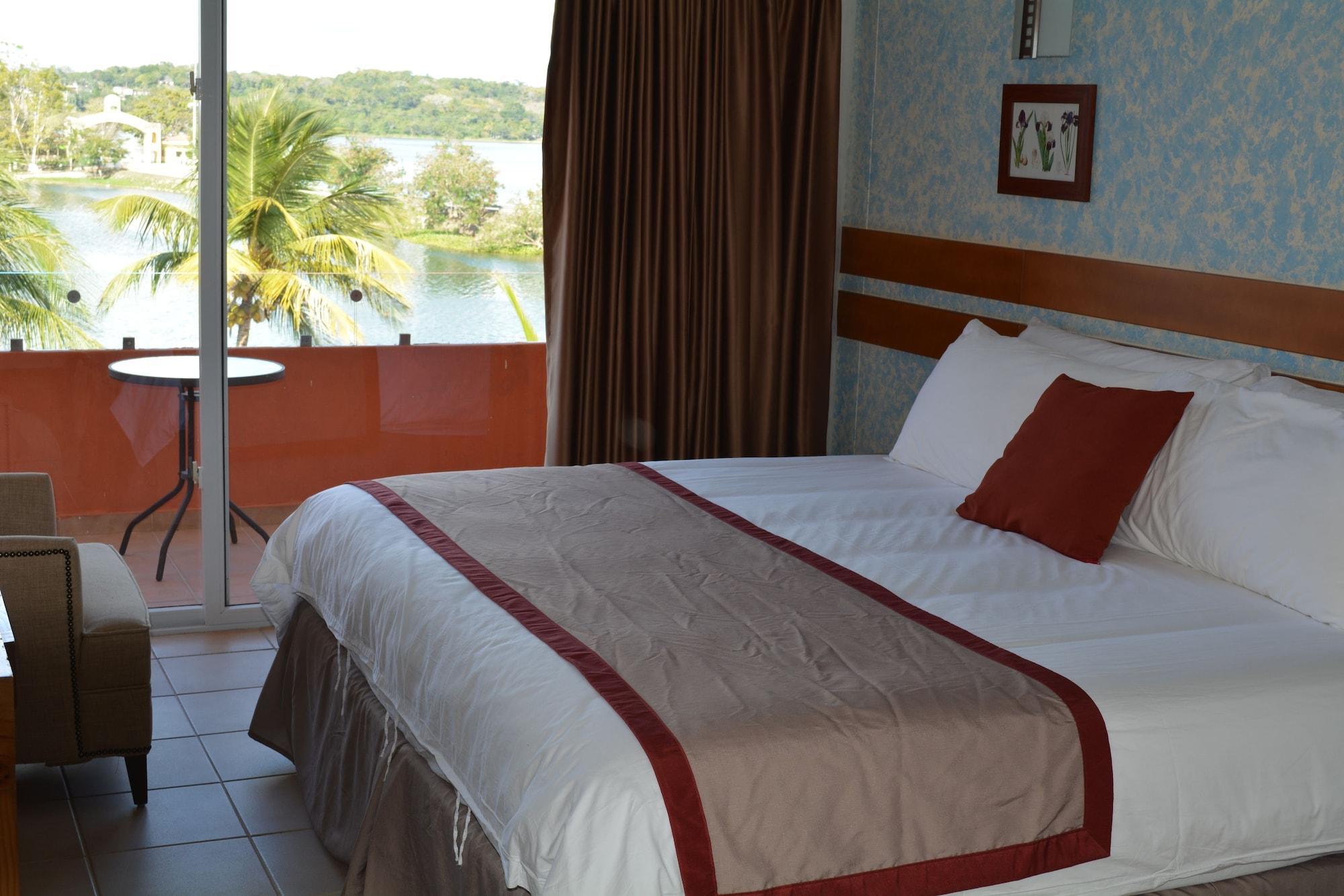 Peten Esplendido Flores Exterior photo